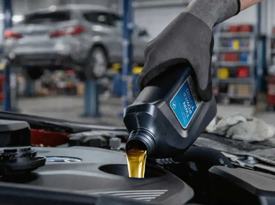 Troca de óleo em BMW durante manutenção preventiva em oficina especializada em Porto Alegre