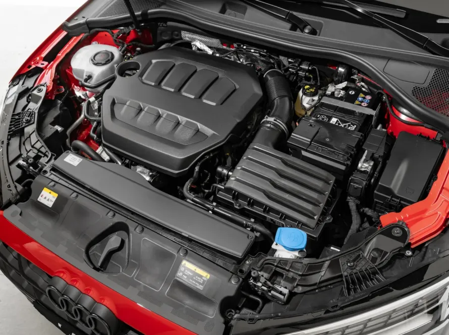 Motor Audi vermelho com capô aberto em detalhe, na oficina especializada Premium Car em Porto Alegre